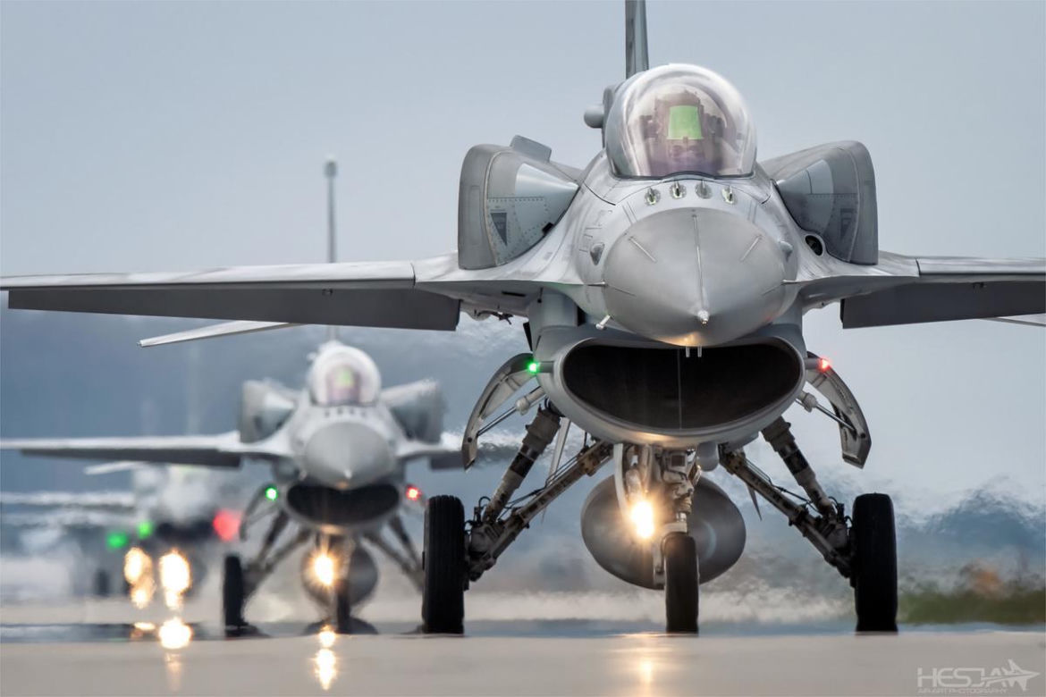 Ktoś próbował oślepić pilota F-16! Wiązka lasera trafiła w wojskowy samolot podczas lądowania