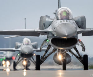 Ktoś próbował oślepić pilota F-16! Wiązka lasera trafiła w wojskowy samolot podczas lądowania
