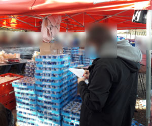 Spleśniała kielbasa i przeterminowane produkty mięsne: Wielka kontrola na bazarze Olimpia! 