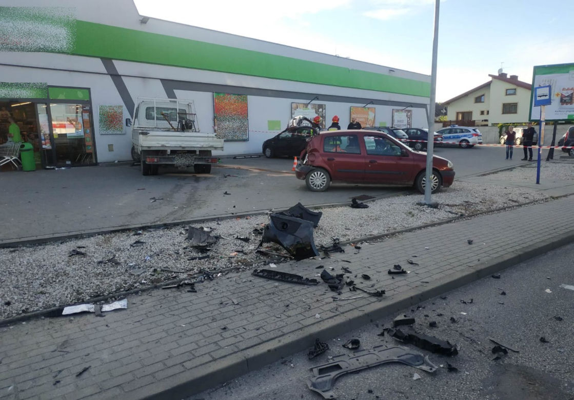 Potworny wypadek w Koszycach Wielkich. Kierowca dostawczaka zakończył jazdę na ścianie sklepu 