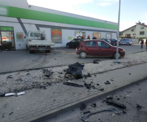 Potworny wypadek w Koszycach Wielkich. Kierowca dostawczaka zakończył jazdę na ścianie sklepu 