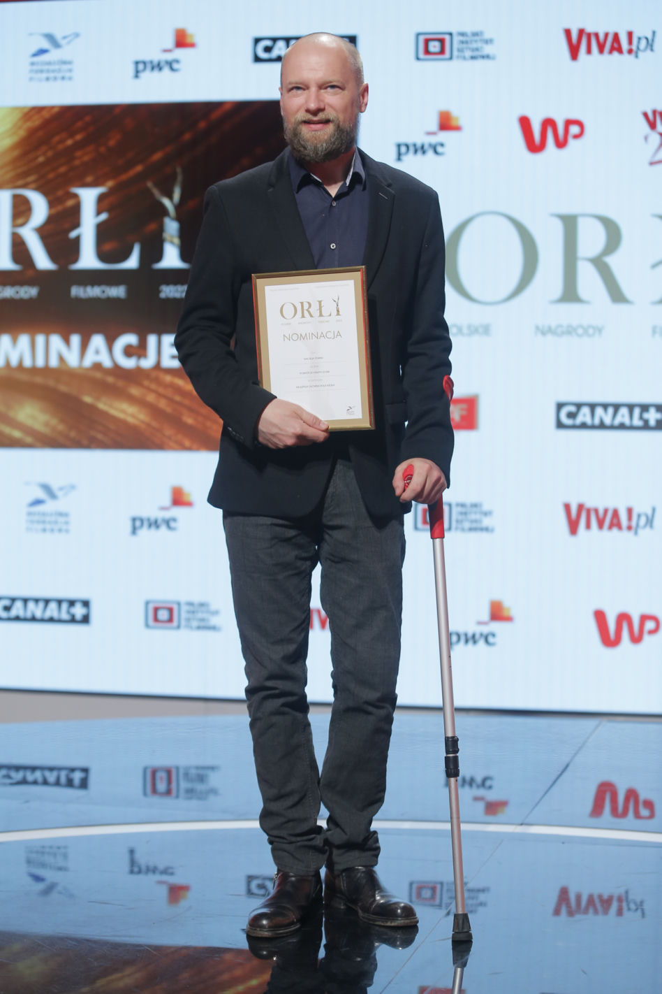 Maciej Stuhr pojawił się na spotkaniu z nominowanymi do Orłów 2022 o kulach