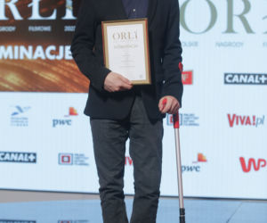 Maciej Stuhr pojawił się na spotkaniu z nominowanymi do Orłów 2022 o kulach