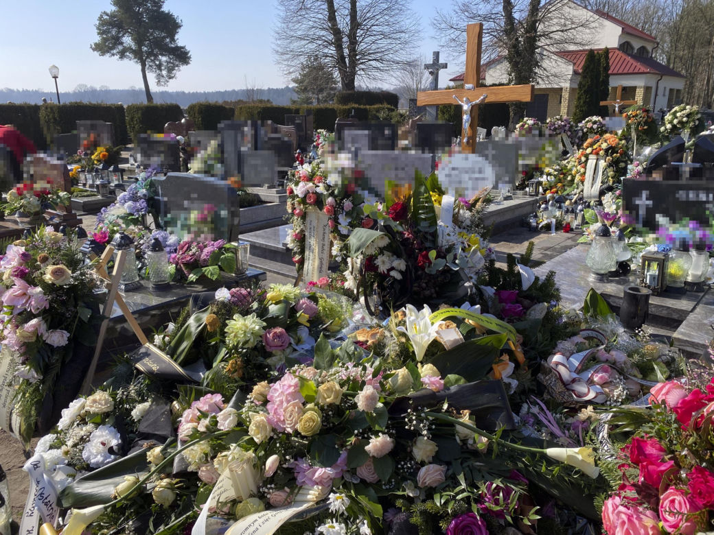 Rodzinna masakra w Kadłubie. Ojczym i prababcia 17-letniego mordercy spoczęli w osobnych grobach