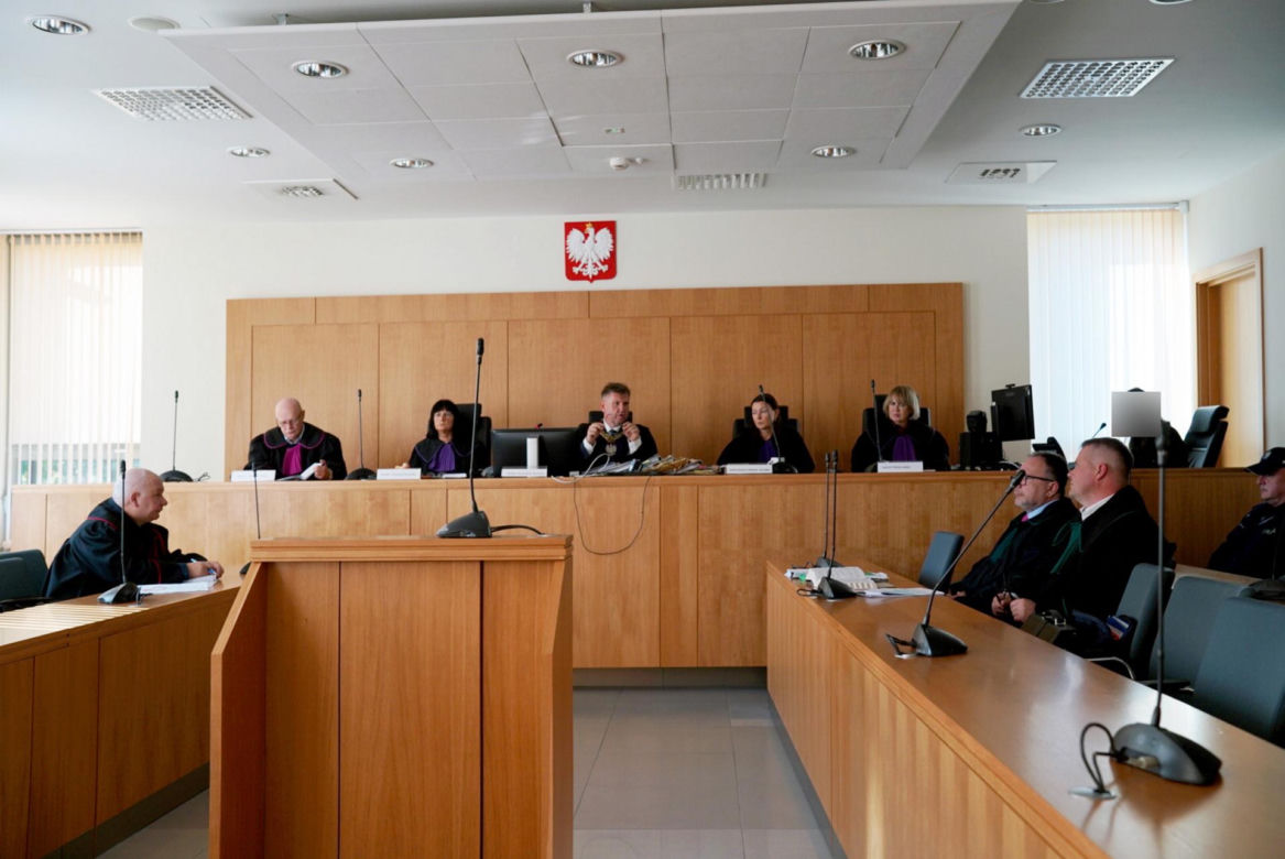 Ksiądz Mirosław porąbał siekierą i podpalił starego znajomego?! W sądzie szok: "mam dziecko"