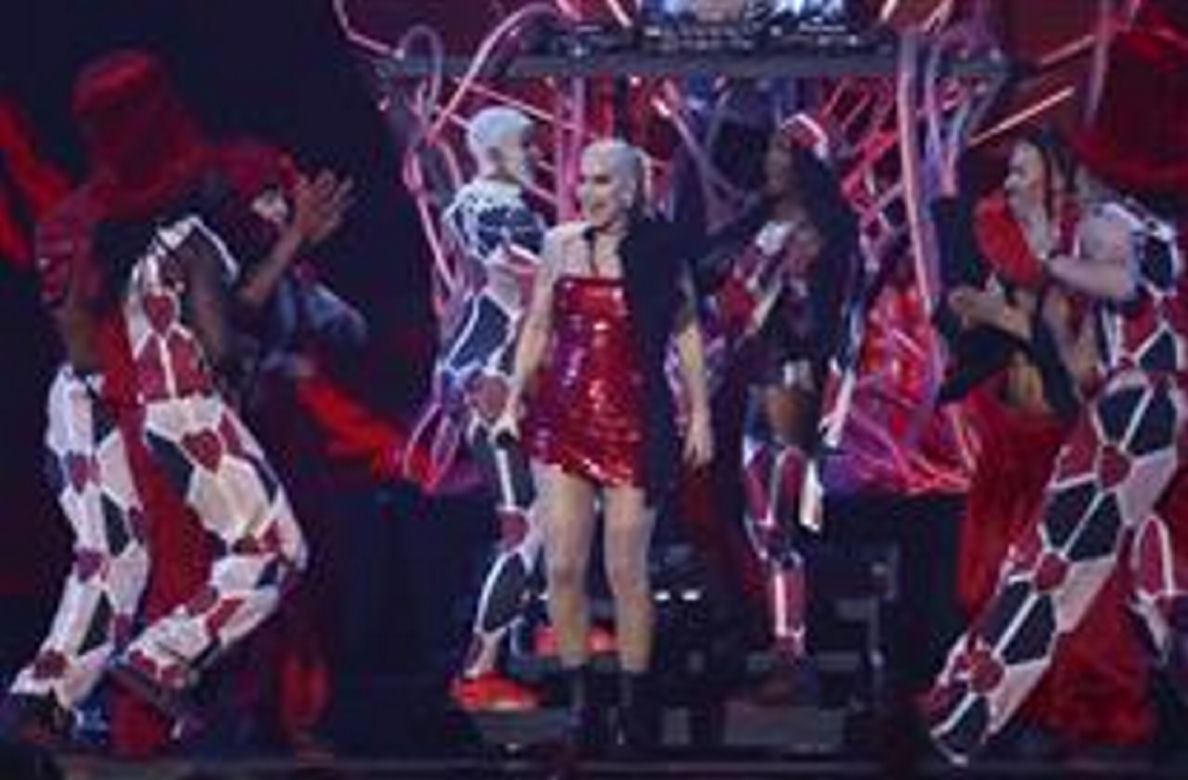 Anne-Marie zaliczyła bolesny upadek na scenie. Zobacz, jak z tego wybrnęła!