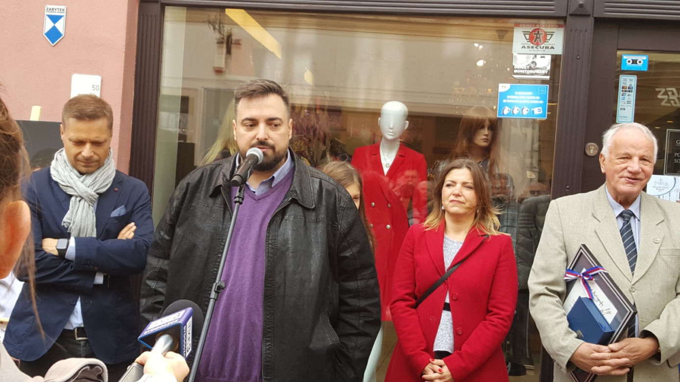 Nowe autografy na ul. Długiej! Swoje podpisy odsłonili bracia Sekielcy, Jan Rulewski i Antoni Tokarczuk [ZDJĘCIA, WIDEO]