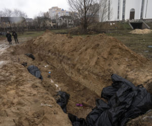 Wojna na Ukrainie. Ujawniono zdjęcia satelitarne ogromnego, masowego grobu w Buczy