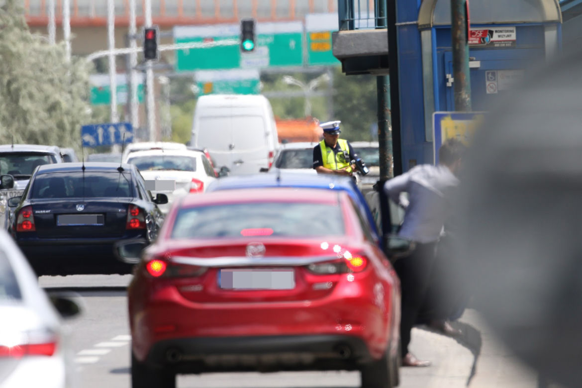 Policjanci kryją się za windą