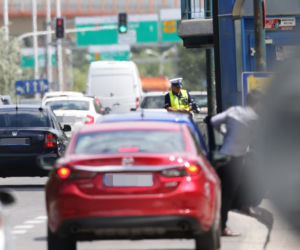 Policjanci kryją się za windą