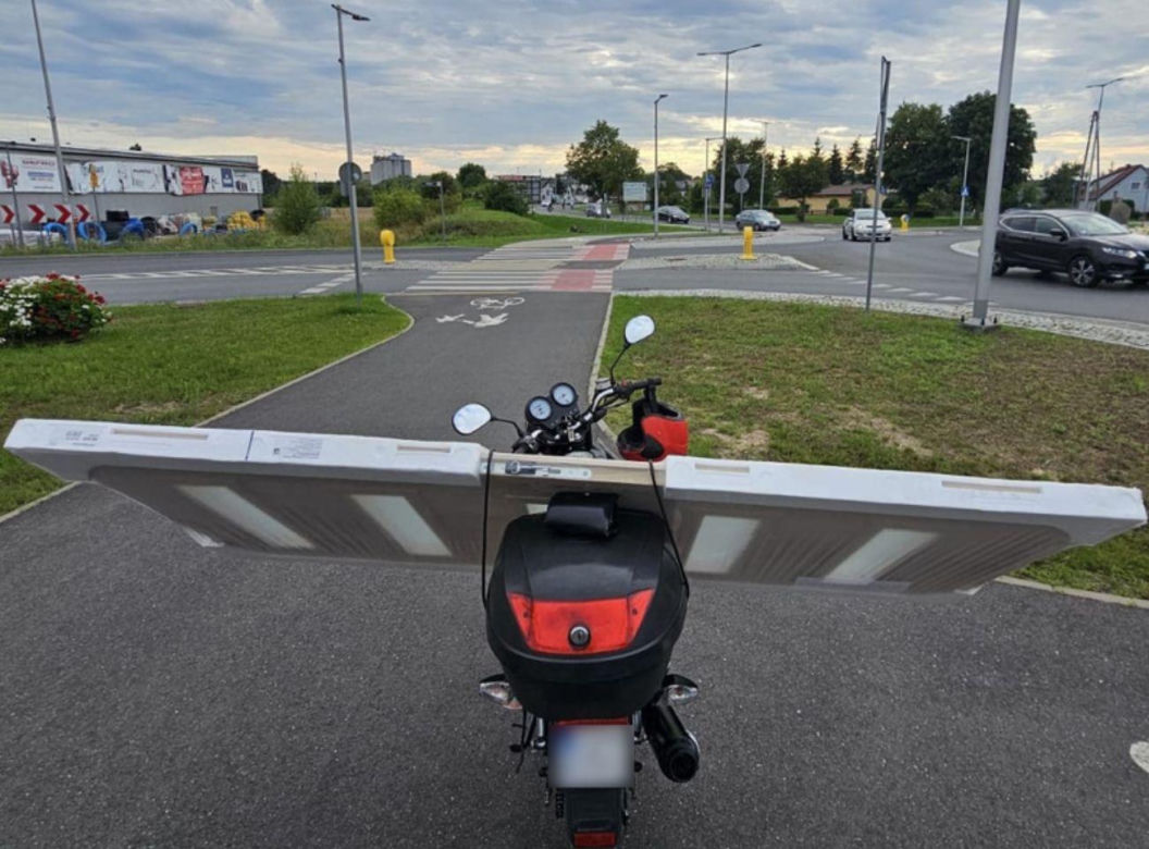 Załadował drzwi na motorower i ruszył w miasto. Nawet policjantów zdziwił ten widok