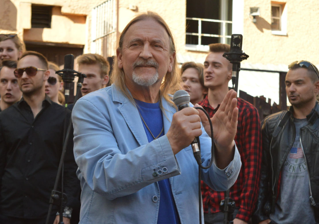 Marek Piekarczyk zagrał... pod blokiem! Uczcili legendę. Opole 2022 [ZDJĘCIA]