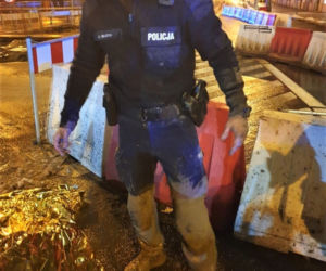 Wrocławscy policjanci uratowali mężczyznę, który wpadł do dołu wypełnionego błotem