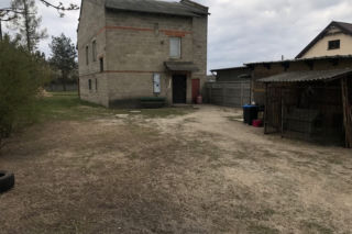 Groza pod Zgierzem. Urodziła córeczkę do muszli klozetowej i zakopała ją żywcem pod domem [NOWE FAKTY]
