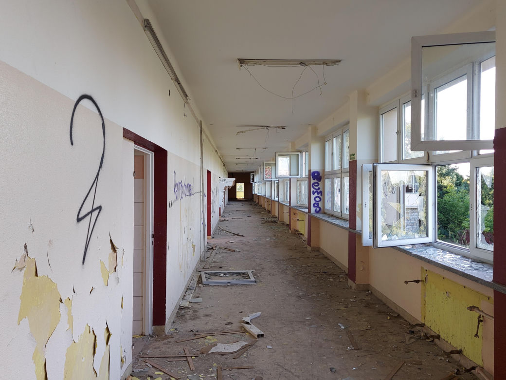 Była szkoła, nie ma szkoły. Budynek po kilku latach zupełnie zdewastowany