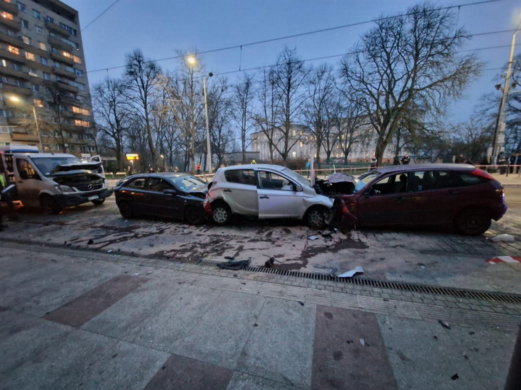 W Szczecinie kierowca rozpędzonym samochodem wpadł w pieszych