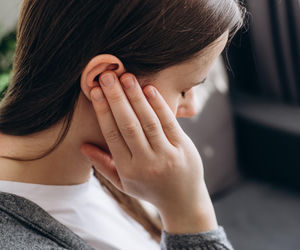 Zatkane ucho nie zawsze jest błahostką. Jeden objaw powinien cię natychmiast zaniepokoić