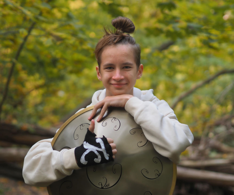 Szesnastoletni Tony Koniak to utalentowany multiinstrumentalista i kompozytor. Gra na handpanie, instrumencie o hipnotyzującym brzmieniu. W nowej Polsce na ucho kulisy jego niezwykłej drogi, która zaprowadziła muzykę aż... na Księżyc