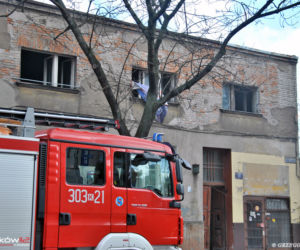 Pożar na ul. Wrocławskiej w Krakowie. Strażnicy miejscy wskoczyli w ogień ratować dwie osoby [GALERIA ZDJĘĆ]