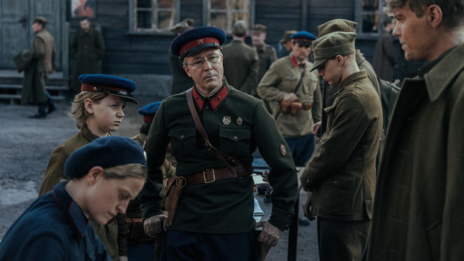 W roli głównej Jakub Gierszał, w obsadzie m.in. Aidan Gillen, Paul Freeman, Julia Pietrucha, Wojciech Mecwaldowski, Anna Próchniak, Mateusz Kościukiewicz, Antoni Pawlicki oraz Tomasz Kot.