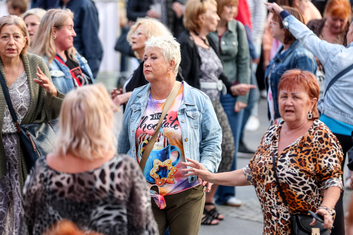 Potańcówka przed Teatrem Śląskim w Katowicach 