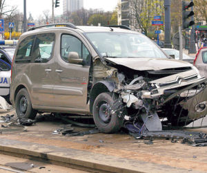 Pijak citroenem wjechał w przystanek