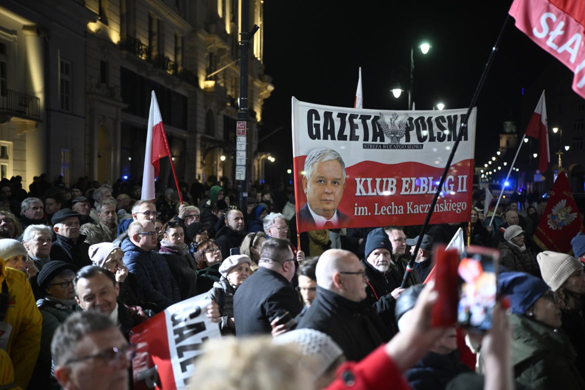 Marsz Pamięci PiS przeszedł ulicami Warszawy. To już 16 lat po katastrofie smoleńskiej