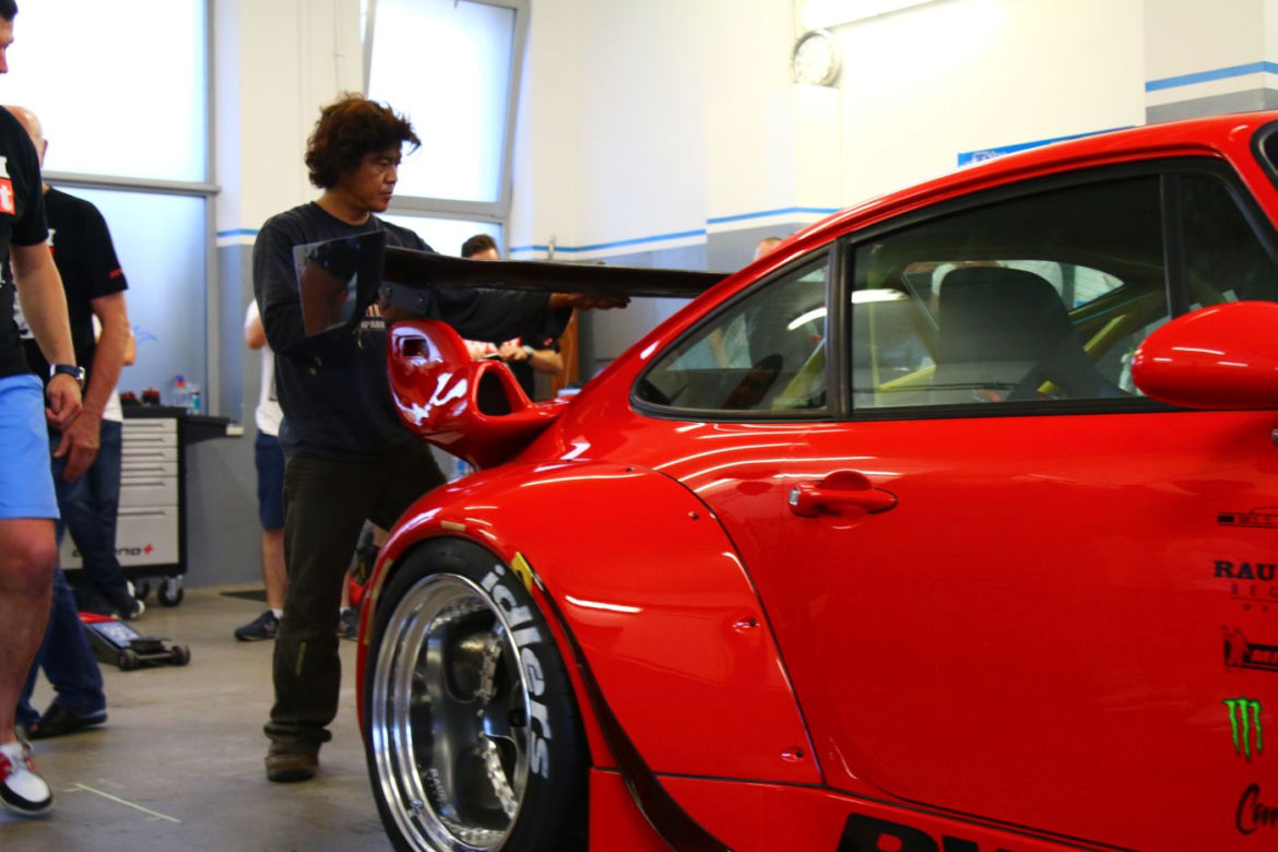 Akira Nakai San buduje Porsche 911 RWB