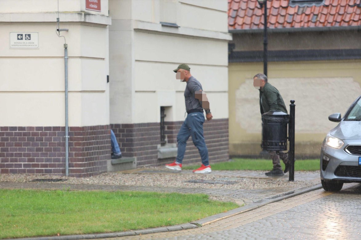 Papieros w jednej ręce, kradziona biżuteria - w drugiej. Beztroski złodziej w rękach policji