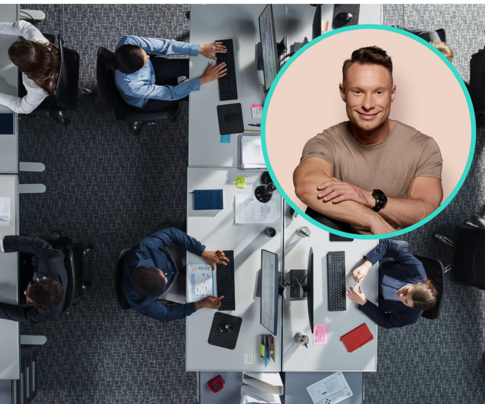 Biuro z widokiem z góry, gdzie pracownicy siedzą przy biurkach i korzystają z komputerów. W prawym górnym rogu okrągłe zdjęcie uśmiechniętego dietetyka Michała Wrzoska. Na Poradnik Zdrowie można przeczytać o tym, jak siedzący tryb życia wpływa na rozwój cukrzycy i innych chorób.