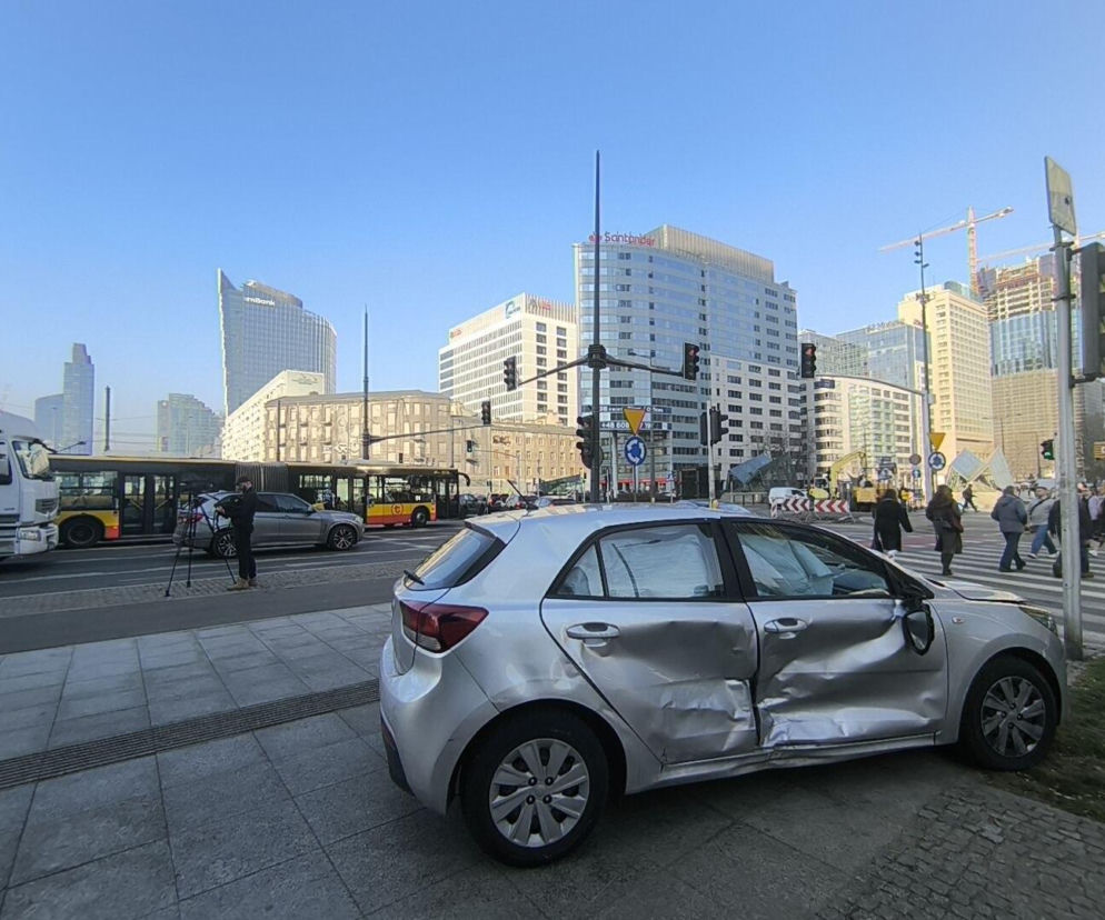 Dachowanie w centrum Warszawy. Zderzenie dwóch aut przy rondzie ONZ