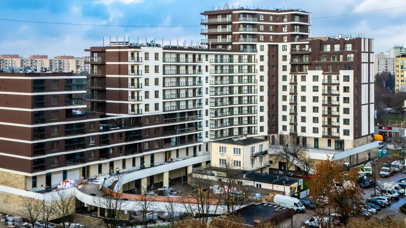 Dom otoczony blokiem przy ul. Bacha 35 w Warszawie