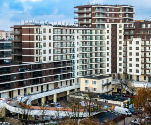 Dom otoczony blokiem przy ul. Bacha 35 w Warszawie