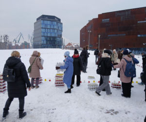 Światło zamiast nienawiści. Ułożyli ze zniczy symboliczne serce w 7 rocznicę śmierci Pawła Adamowicza