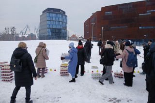 Światło zamiast nienawiści. Ułożyli ze zniczy symboliczne serce w 7 rocznicę śmierci Pawła Adamowicza