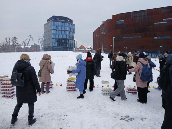 Światło zamiast nienawiści. Ułożyli ze zniczy symboliczne serce w 7 rocznicę śmierci Pawła Adamowicza
