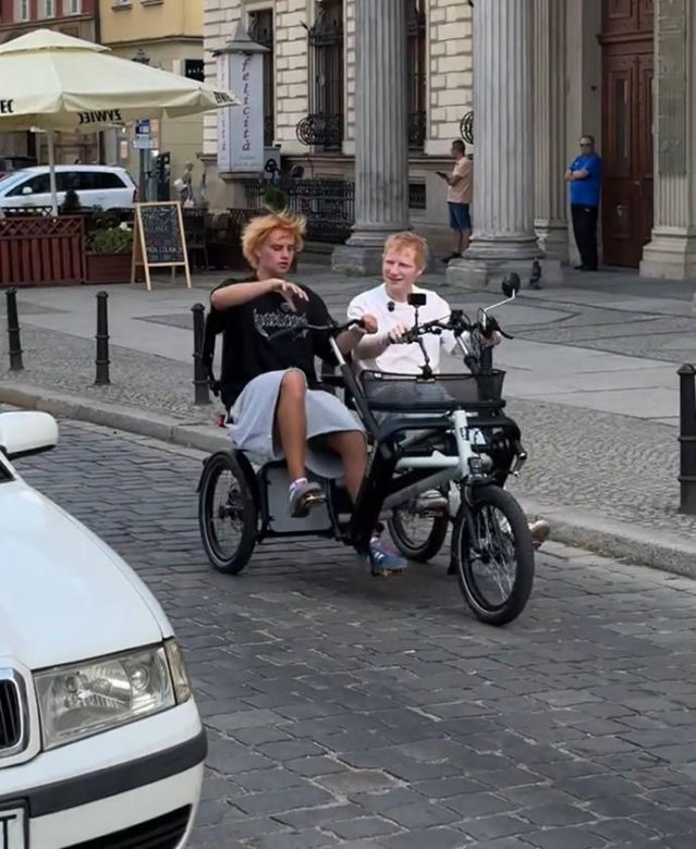 Ed Sheeran zwiedza Wrocław na rowerze. Fani przecierają oczy ze zdumienia!