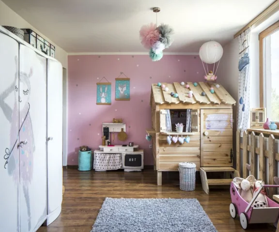 Drewniany domek dla dzieci do pokoju, łóżko domek dla dzieci. Inspiracje