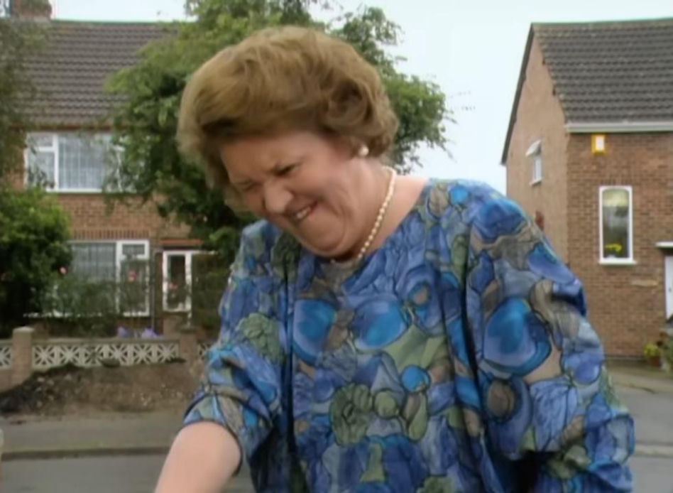 Patricia Routledge, niezapomniana Pani Bukietowa z serialu „Co ludzie powiedzą?”