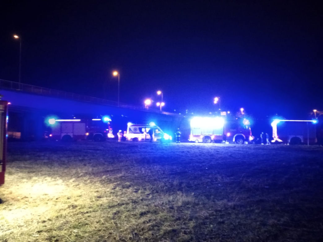 Trzymali się za ręce, weszli na most pod pędzące Intercity. Makabra pod Warszawą