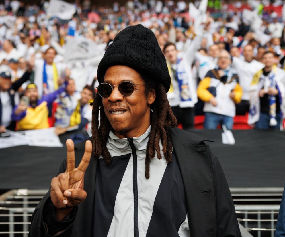 Raper Jay-Z w ciemnych okularach i czapce na stadionie. O jego występie na Super Bowl 2027 przeczytasz w serwisie Eska.
