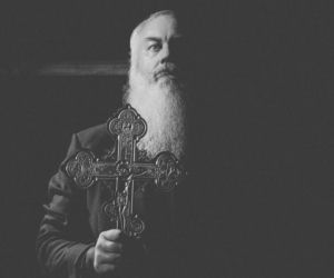 Wcielił się w rolę proroka i rusza w Polskę. Na spektakl Bartłomieja Krysiuka już brakuje biletów