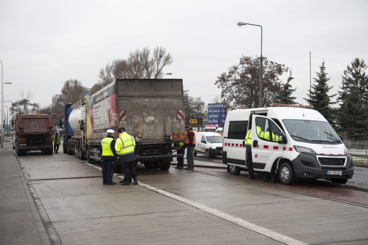 Kontrole ciężarówek w Warszawie