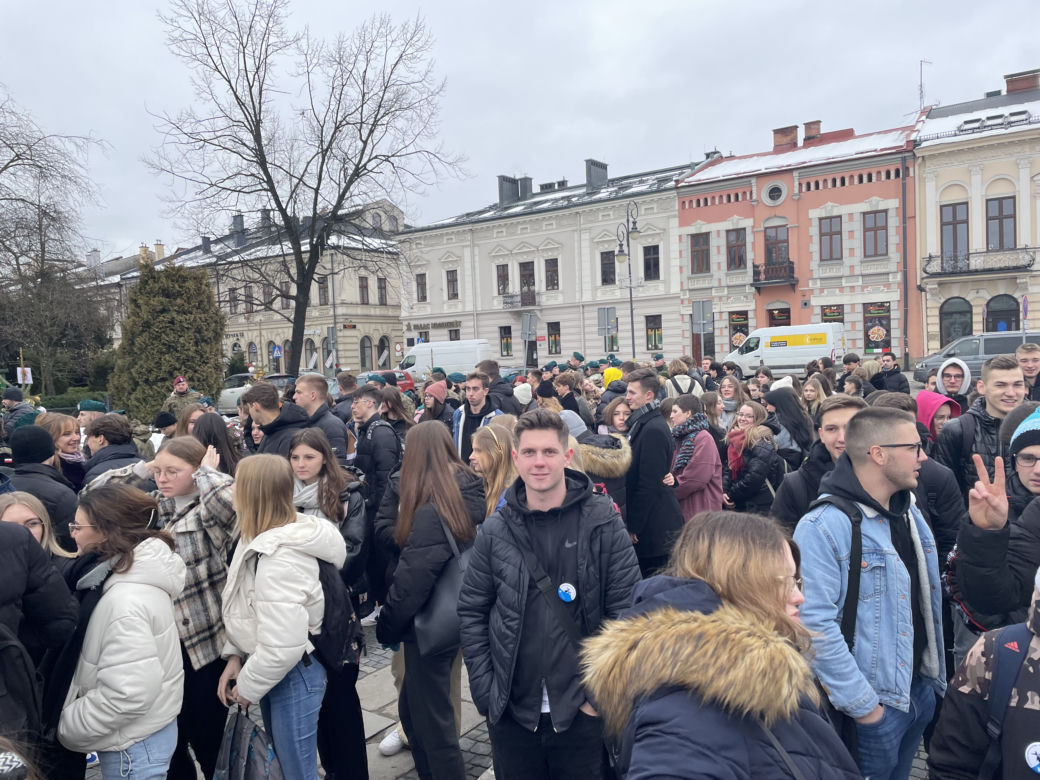Maturzyści zatańczyli na Rynku poloneza
