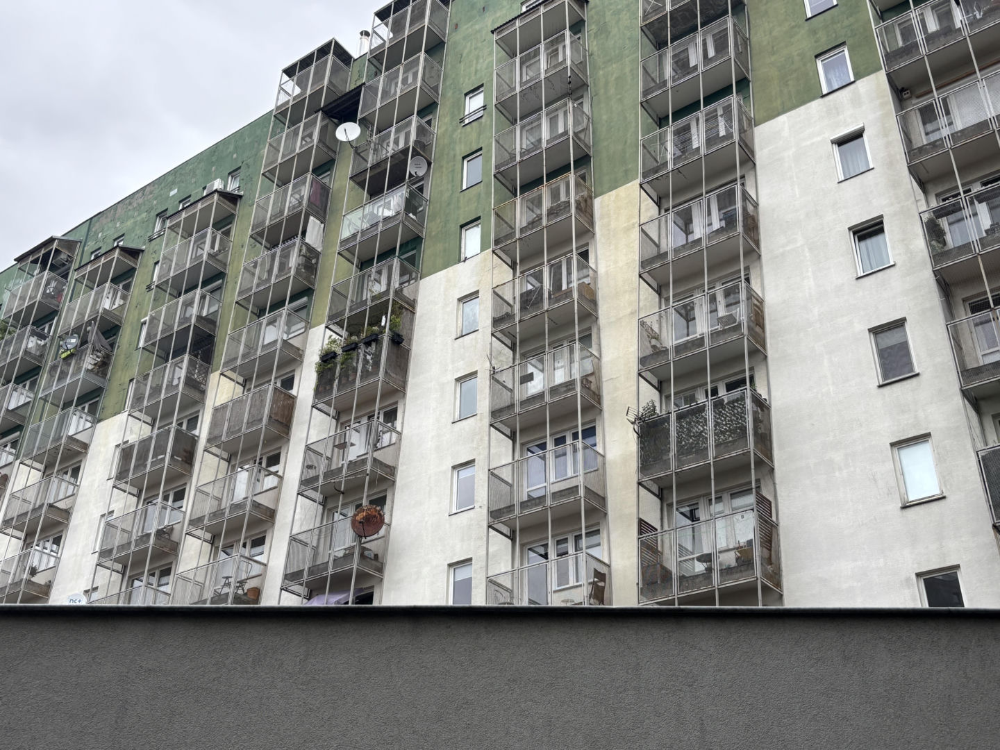 Krzywe balkony przy ul. G. Zapolskiej 42 w Krakowie