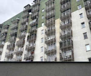 Krzywe balkony przy ul. G. Zapolskiej 42 w Krakowie