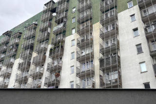 Krzywe balkony przy ul. G. Zapolskiej 42 w Krakowie