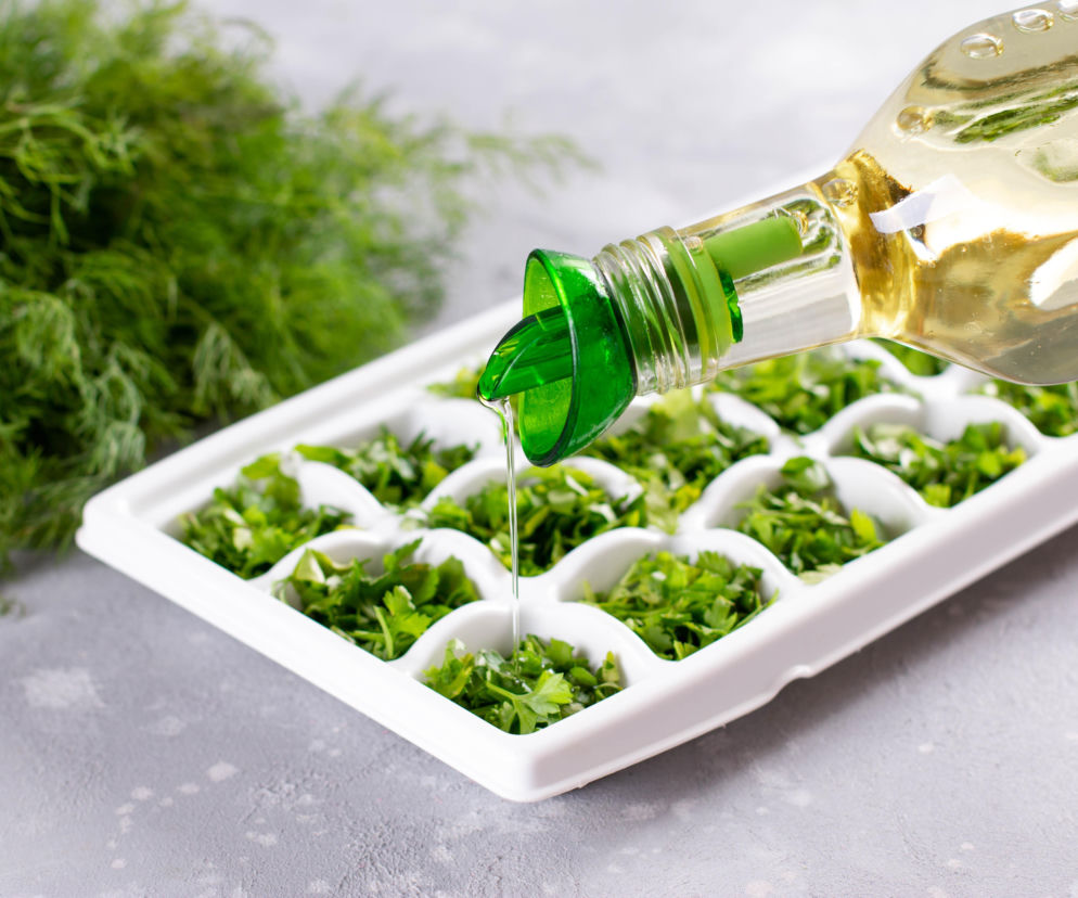 Jak mrozić zioła, żeby nie straciły smaku i aromatu? Ten prosty patent z oliwą to złoto