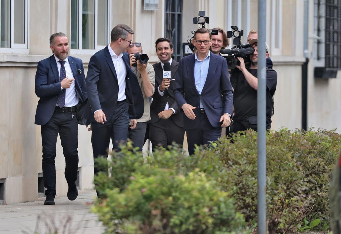 Zamiast na Nowogrodzkiej, Morawiecki i jego stronnicy spotkali się przy Konopnickiej. Były cukierki dla dziennikarzy
