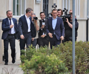 Zamiast na Nowogrodzkiej, Morawiecki i jego stronnicy spotkali się przy Konopnickiej. Były cukierki dla dziennikarzy